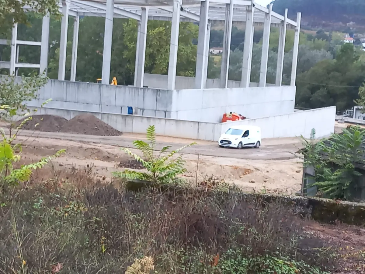 Construção de pavilhões prossegue, apesar do embargo decretado pela Câmara