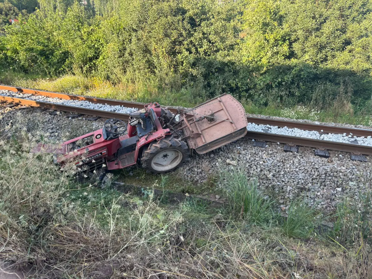 Trator caiu com o condutor para a Linha do Vouga
