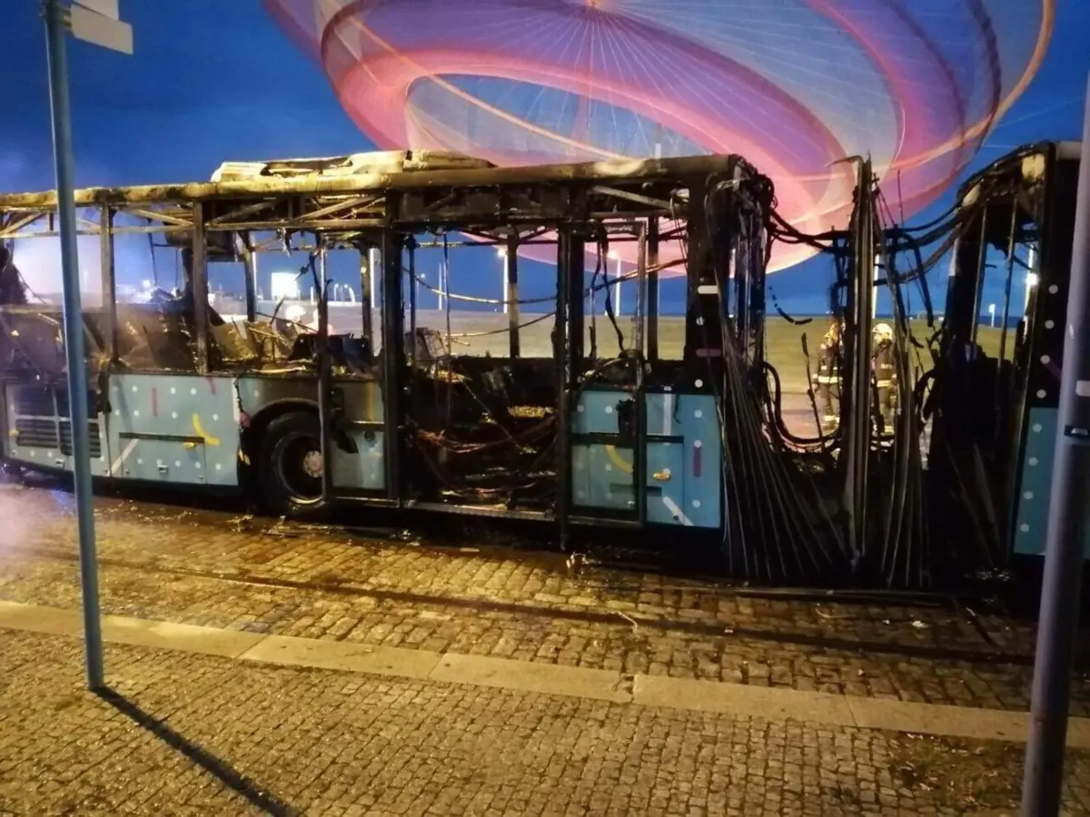 Autocarro ficou totalmente destruído pelas chamas.