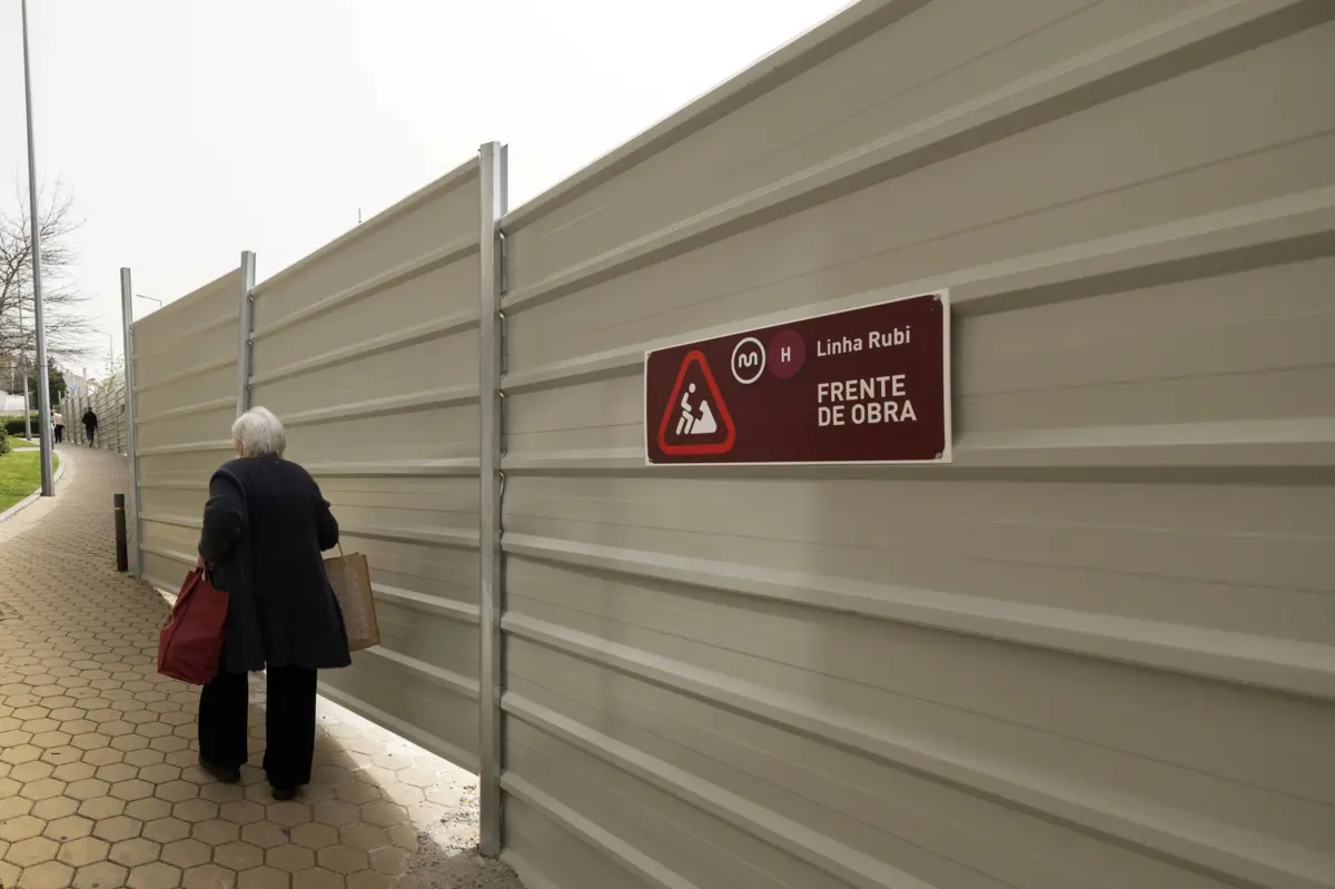 O início da construção de uma passagem inferior na estação Gaia-Devesas, que obriga a estes condicionamentos, foi articulado com a Infraestruturas de Portugal e a CP