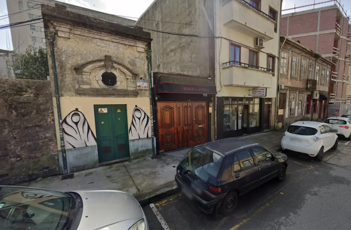 Disparos efetuados contra porta de bar