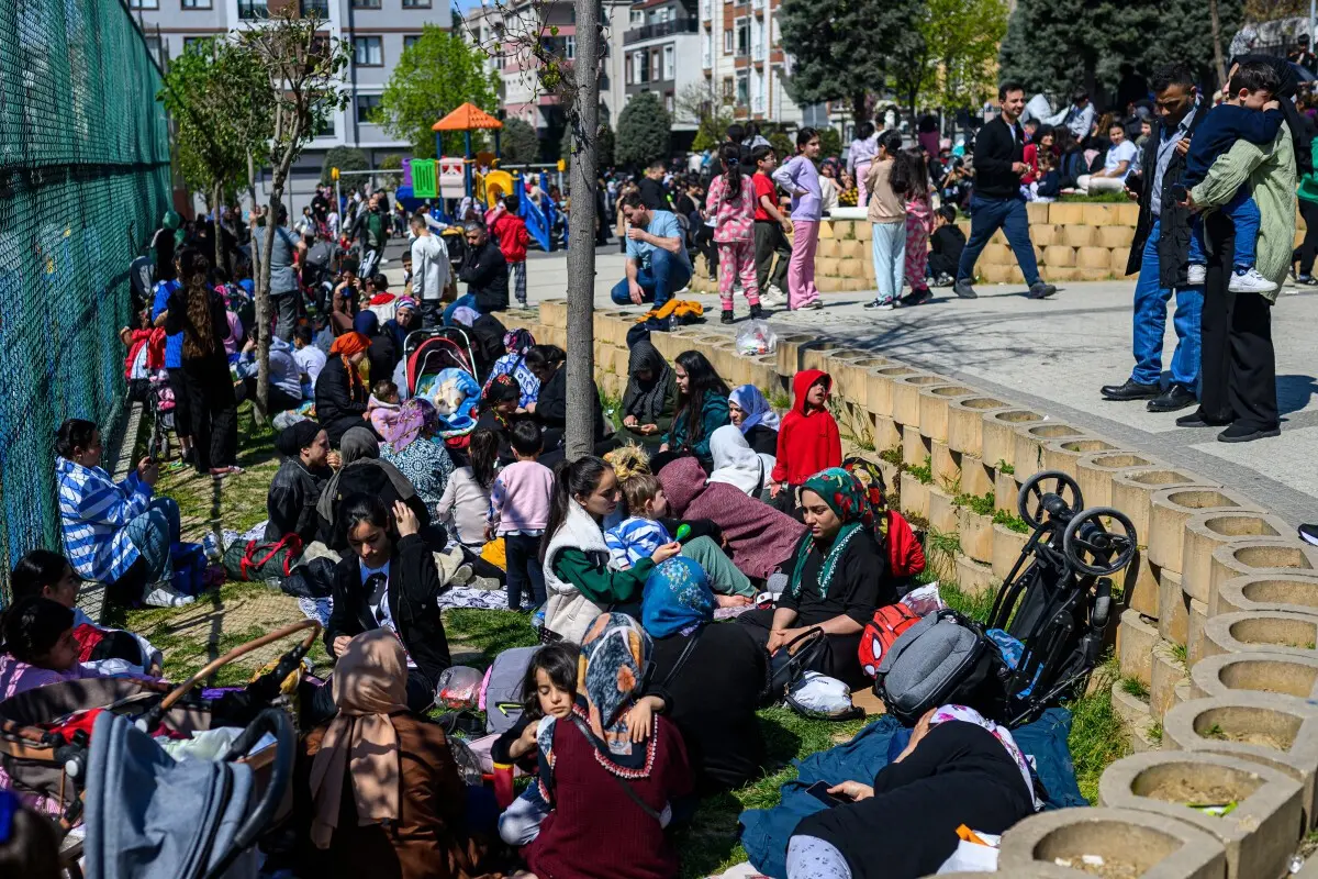O sismo ocorreu durante um feriado público em que muitas crianças festejavam nas ruas