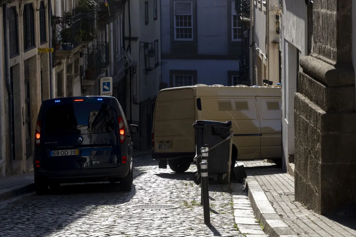 Agentes da PSP chegaram ao tribunal em carrinha celular