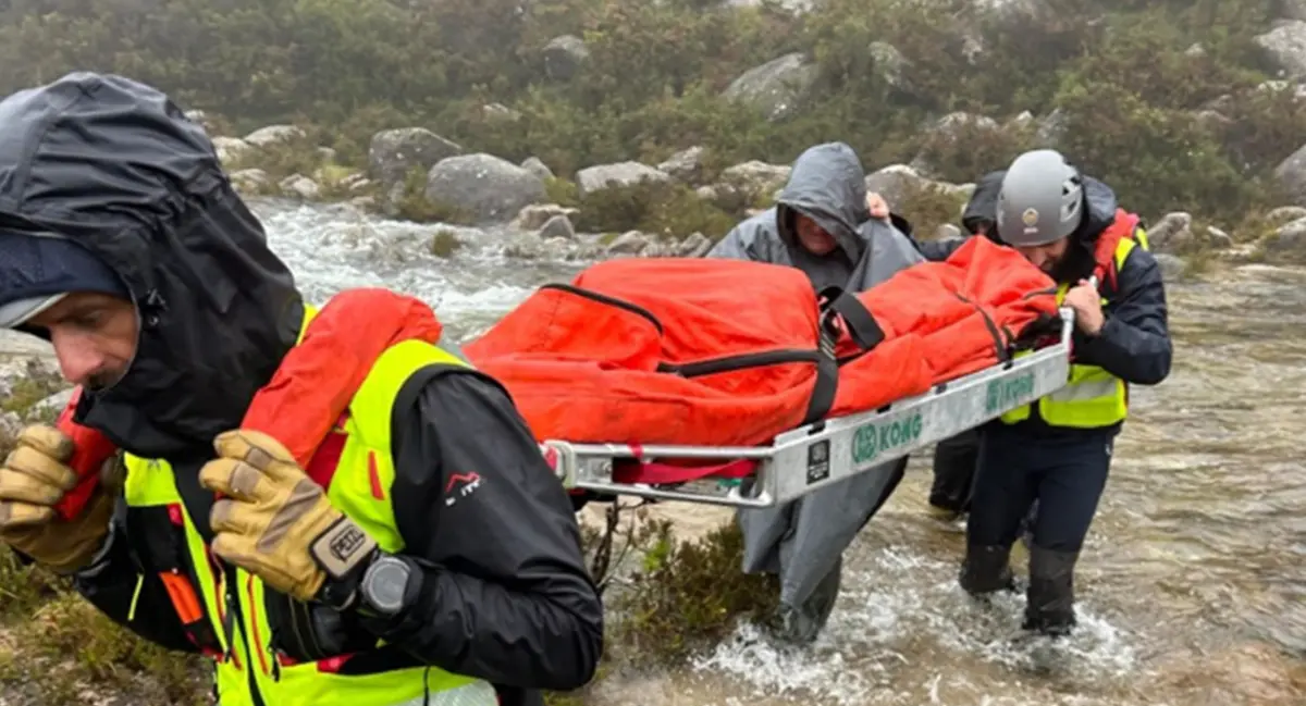Mulher estava a realizar uma atividade de trekking, que coniste em realizar uma caminhada a pé pela montanha