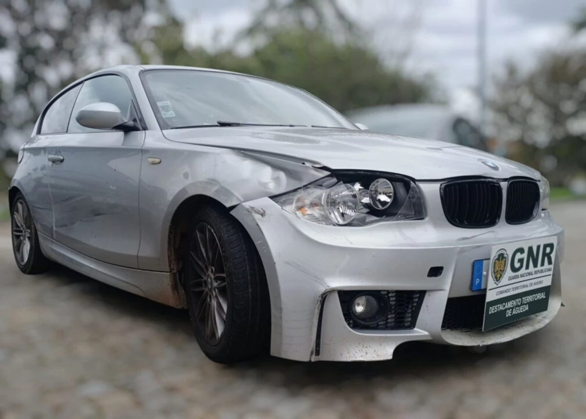 BMW desobedeceu a ordem de paragem, embateu em carro da GNR e fugiu
