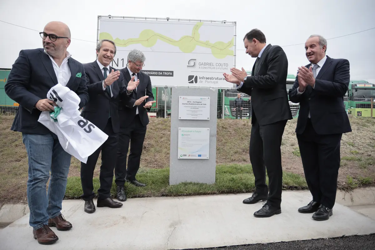 Ministro das Infraestruturas e Habitação, Miguel Pinto Luz, à esquerda, autarca da Trofa, Sérgio Humberto, presidente da Infraestruturas de Portugal, Miguel Cruz, primeiro-ministro, Luís Montenegro e o presidente da C&am