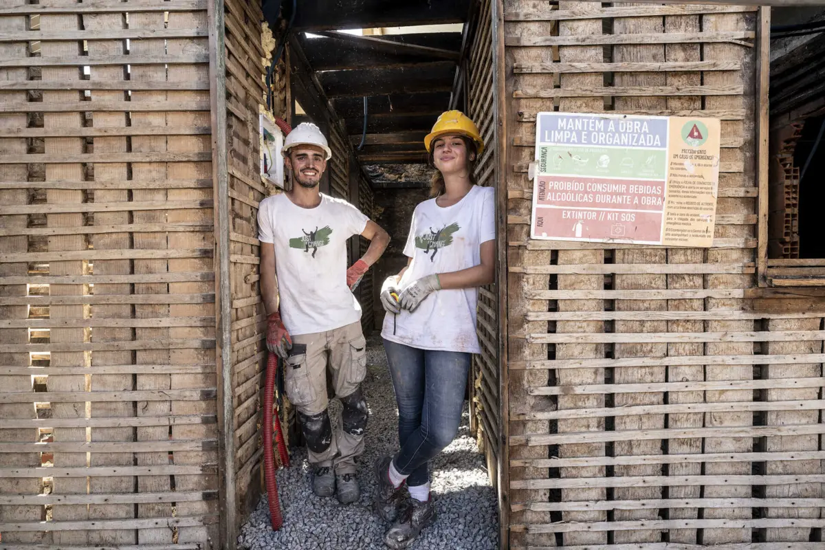 Imagem de contexto do artigo Mãos amigas que reconstroem casas e a vida de quem precisa