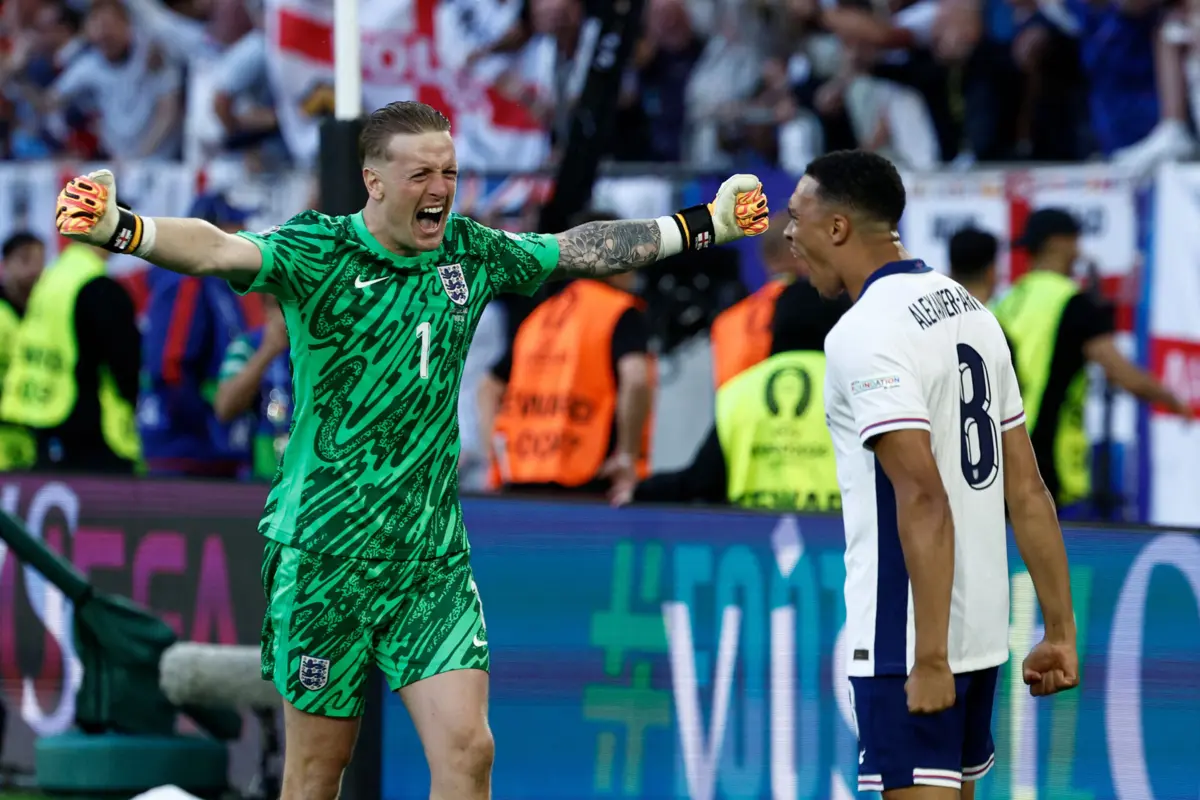 Pickford festeja com Arnold, o marcador do penálti que apurou a Inglaterra para as meias-finais do Europeu