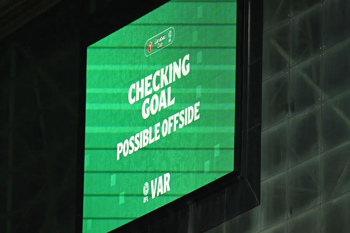 O IFAB quer o VAR a ter mais influência na arbitragem mas sem aumentar os tempos de interrupção