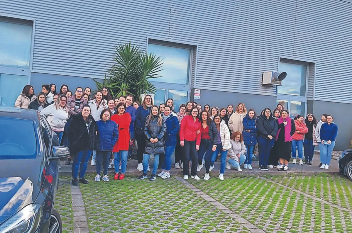 Trabalhadoras da confeção têxtil Zenaide à porta da empresa, em Oldrões