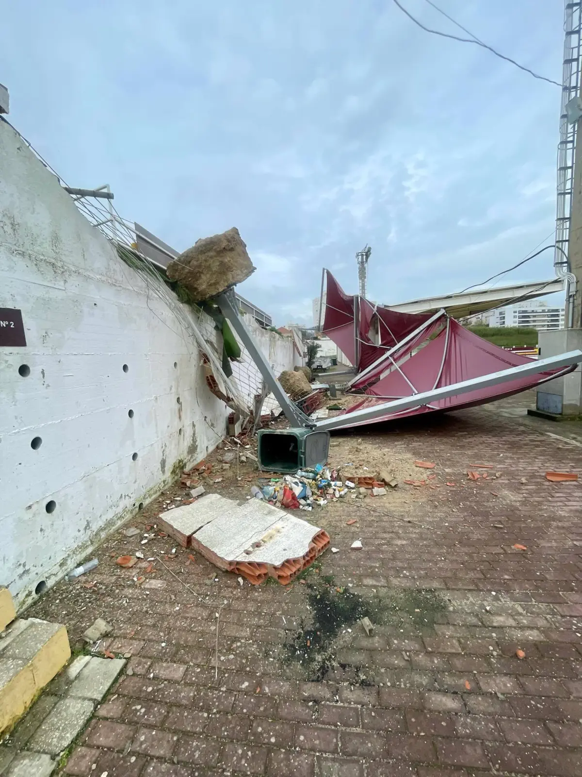 Imagem de contexto do artigo Mau tempo danifica Estádio Engenheiro Carlos Salema do Clube Oriental de Lisboa