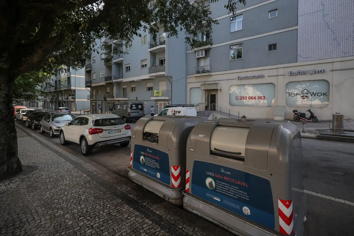 Contentores da Rua dos Barbosas que motivam críticas