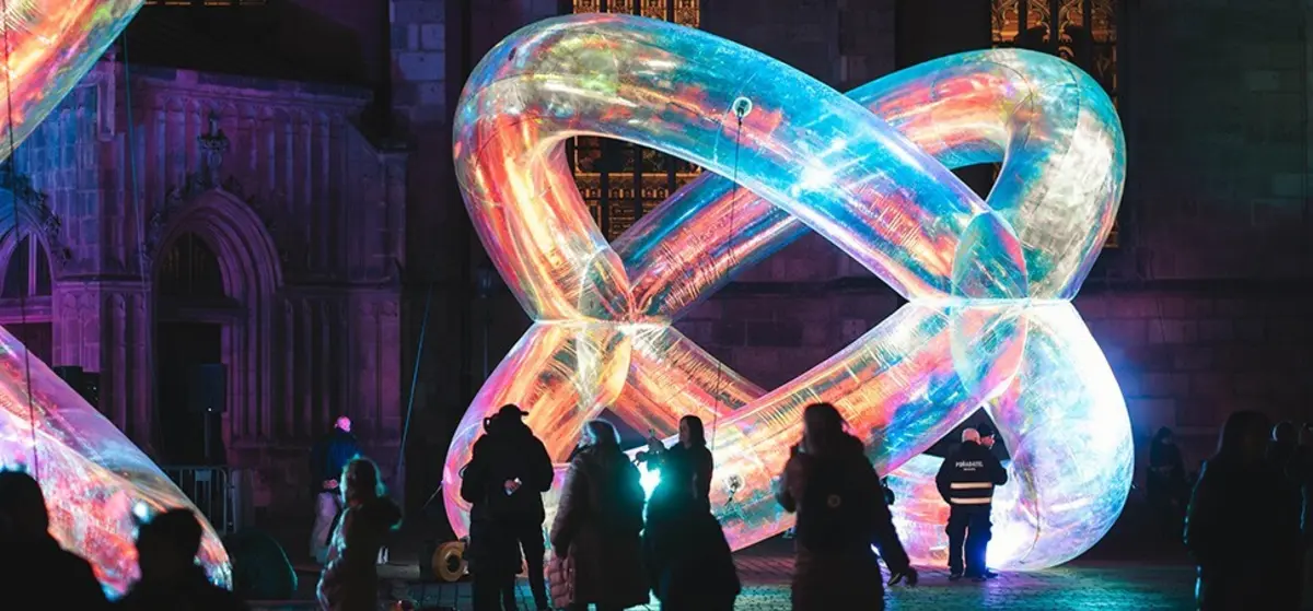 "Nexus Dream", uma instalação de cinco peças insufláveis gigantes, da autoria do coletivo francês STUDIO DAAO