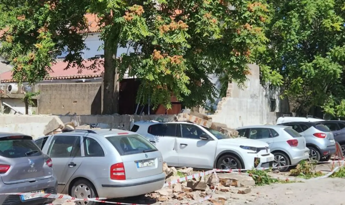 Imagem de contexto do artigo Muro cede e causa danos em oito carros em Évora
