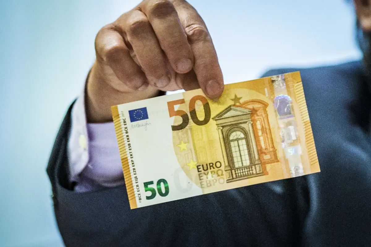 Em complemento à redução da taxa geral, haverá uma descida da taxa que se aplica à primeira fatia dos lucros das pequenas ou médias empresas e das empresas de pequena média capitalização