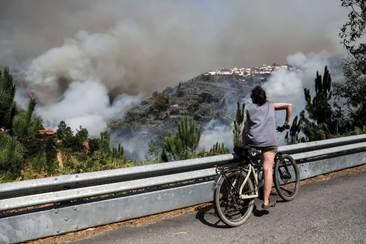 Incêndio florestal que atinge o município de Oliveira do Hospital teve início no vizinho concelho de Arganil