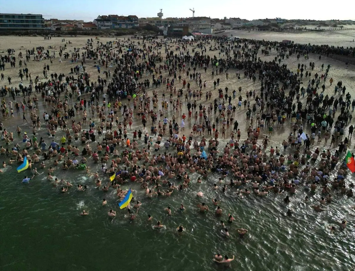 Imagem de contexto do artigo Mar de gente na praia da Barra para o primeiro banho do ano