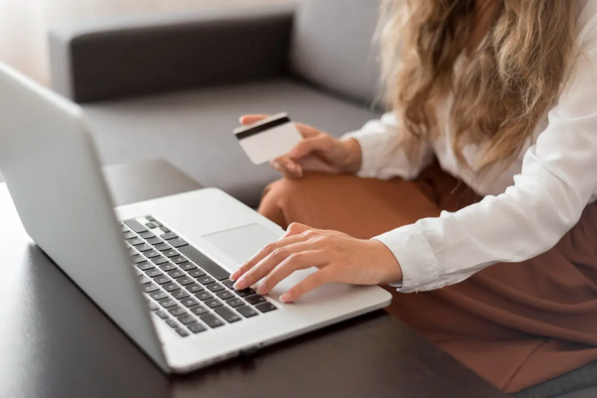 Apenas 32% dos portugueses afirmam realizar mais compras espontâneas 'online' do que há dois anos, uma queda face aos 43% registados em 2024.