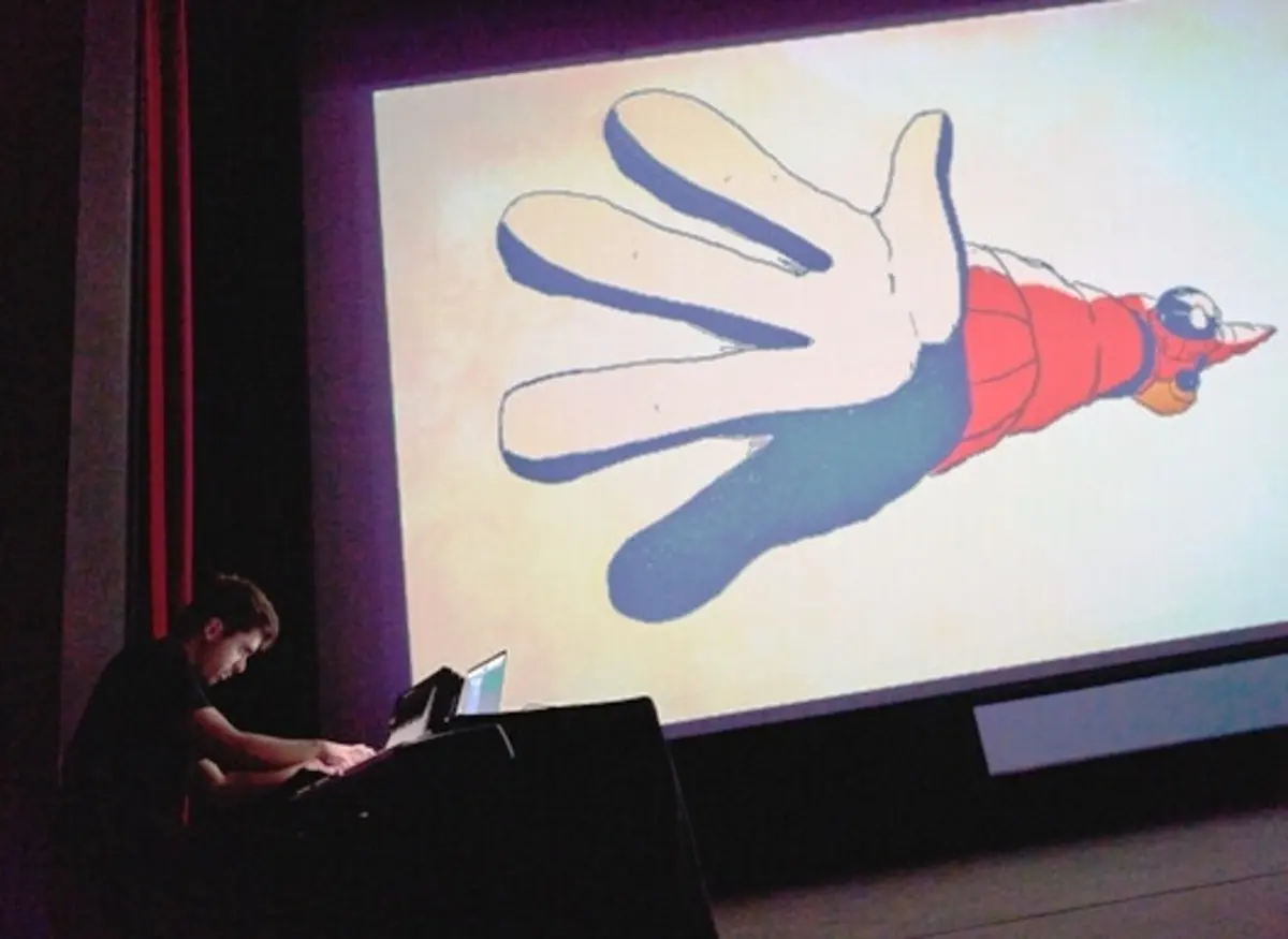 João Gonzalez: o cineasta do Porto, também autor das bandas sonoras dos seus filmes, atuou ao vivo na abertura do Curtas Vila do Conde 2024