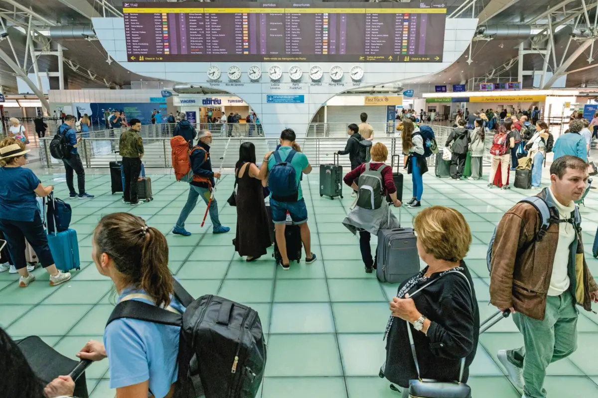 Alguns passageiros esperaram várias horas por nova viagem e outros só conseguiram novos voos para hoje