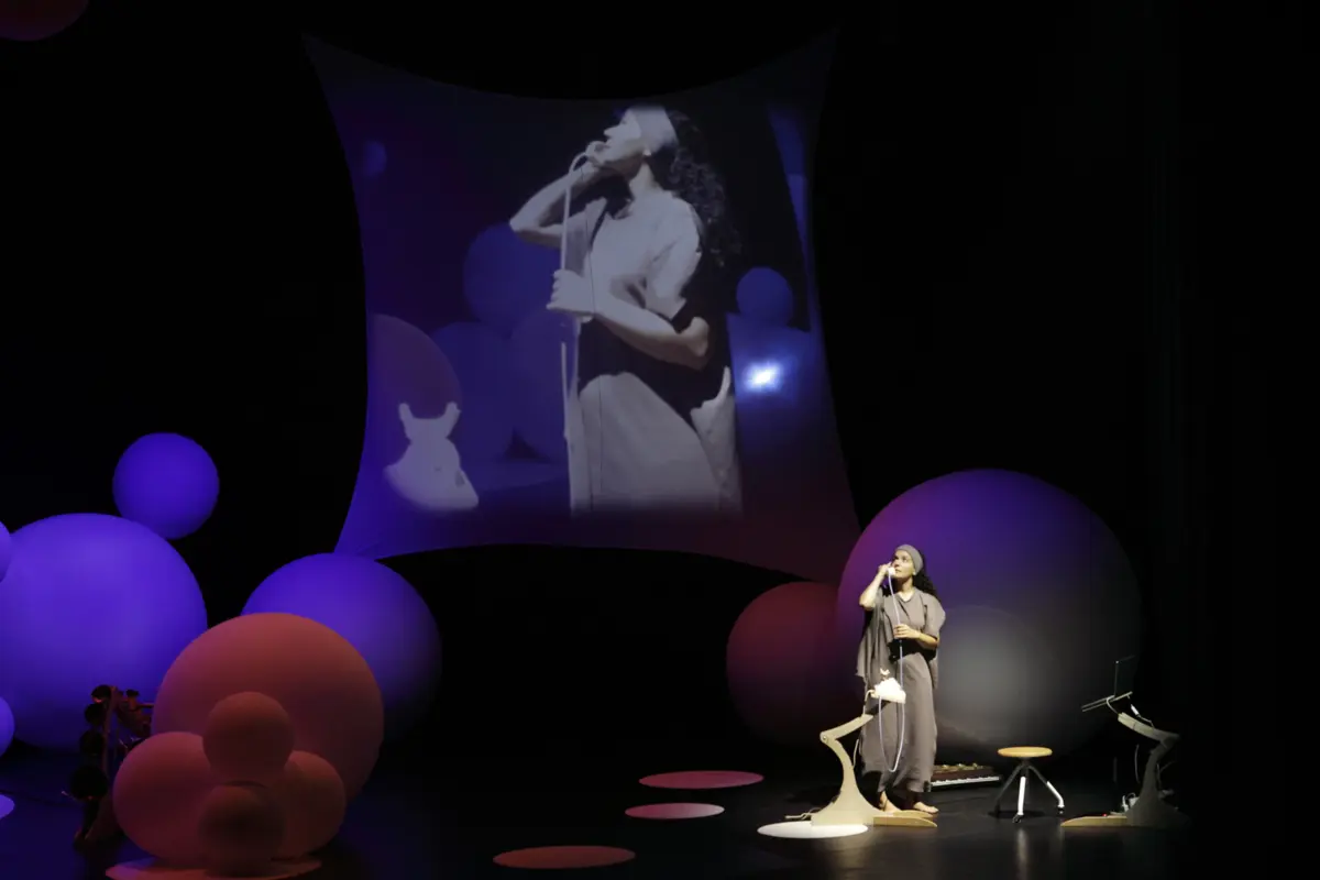 “O céu por cima de cá” pretende que o público possa refletir em conjunto com os artistas em palco.