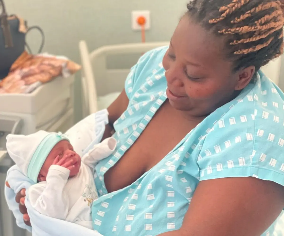 Denis é o mais novo de uma família com cinco irmãos, a mais velha com 18 anos