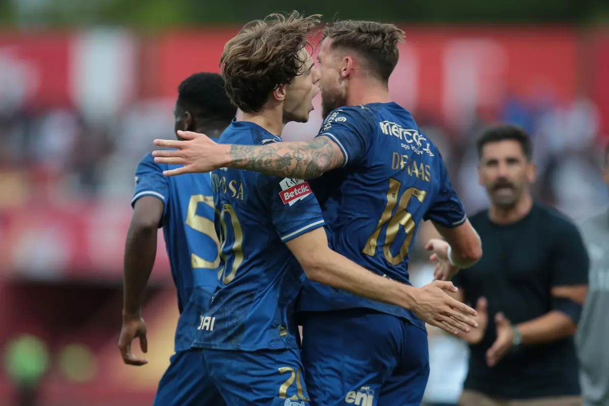 Famalicão sobe ao topo da Liga