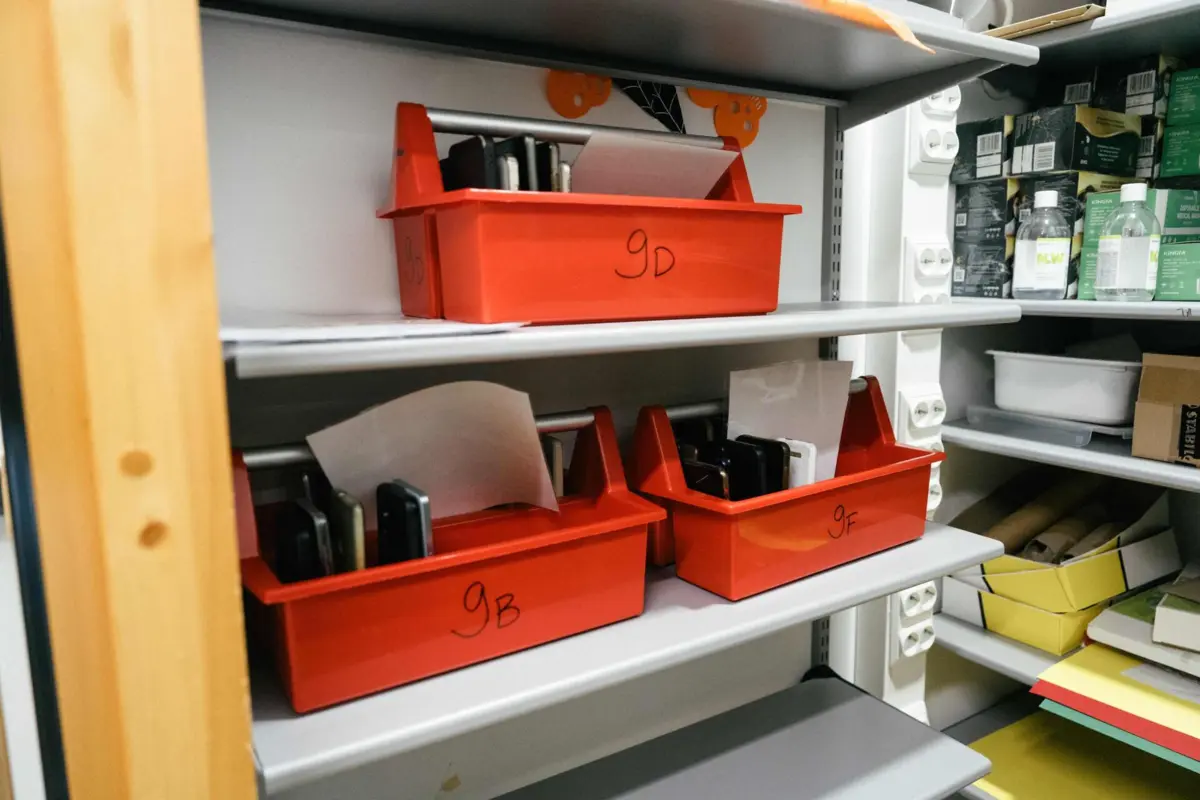 Telemóveis são guardados pelos professores em caixas