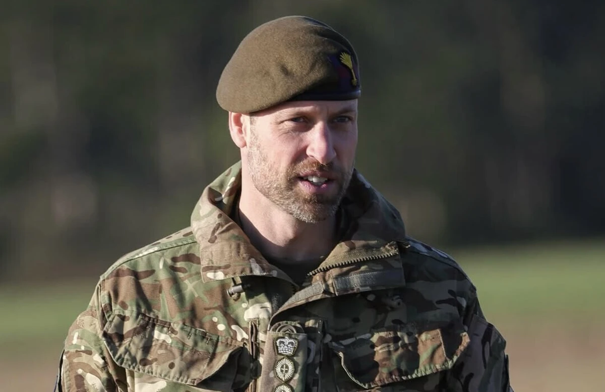 No terreno, o filho mais velho do rei Carlos III pilotou um drone e disparou uma espingarda de precisão