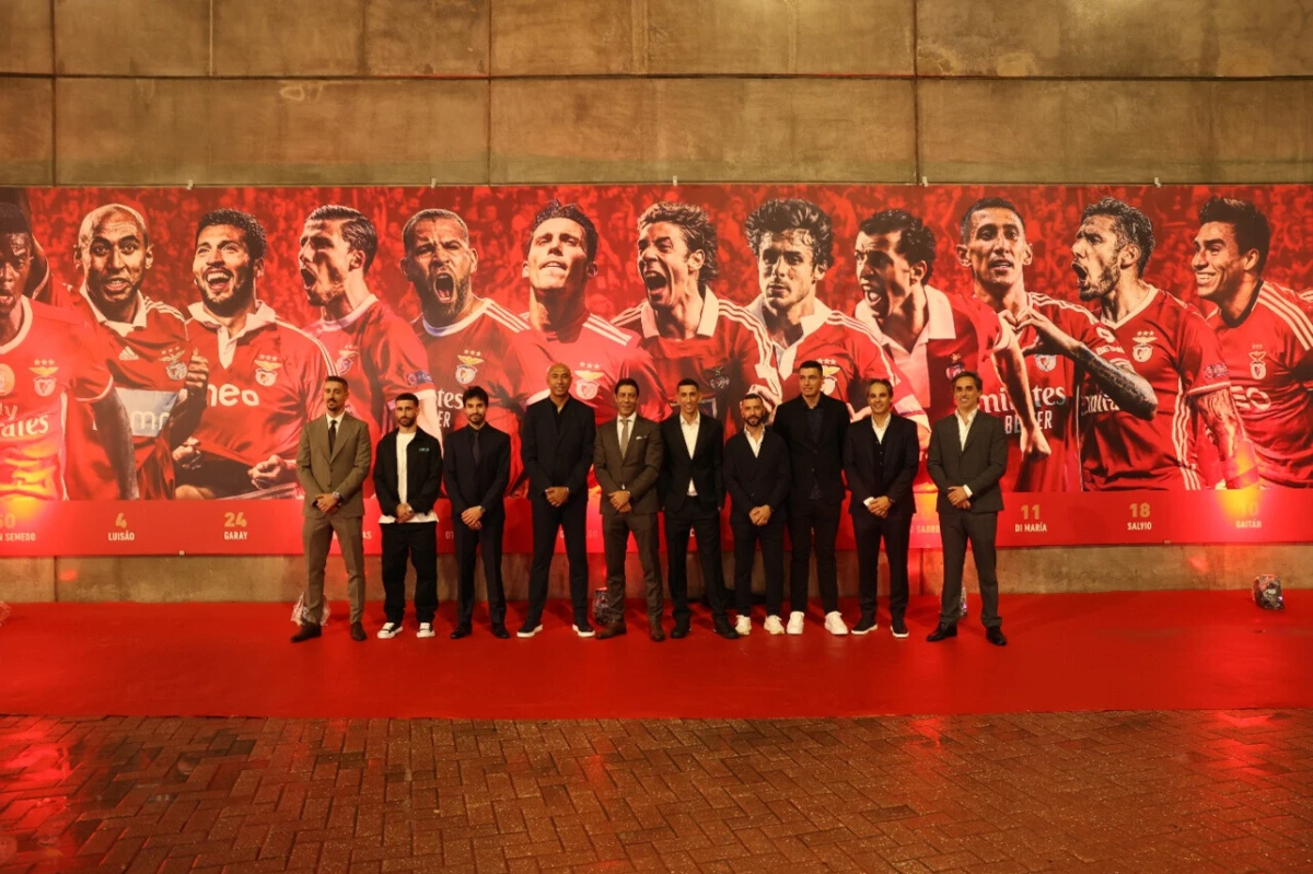 André Almeida, Rafa, Gaitán, Luisão, Di María, Simão Sabrosa, Cardozo, Nuno Gomes e Jonas na companhia do presidente Rui Costa, no Mural dos campeões, na Luz