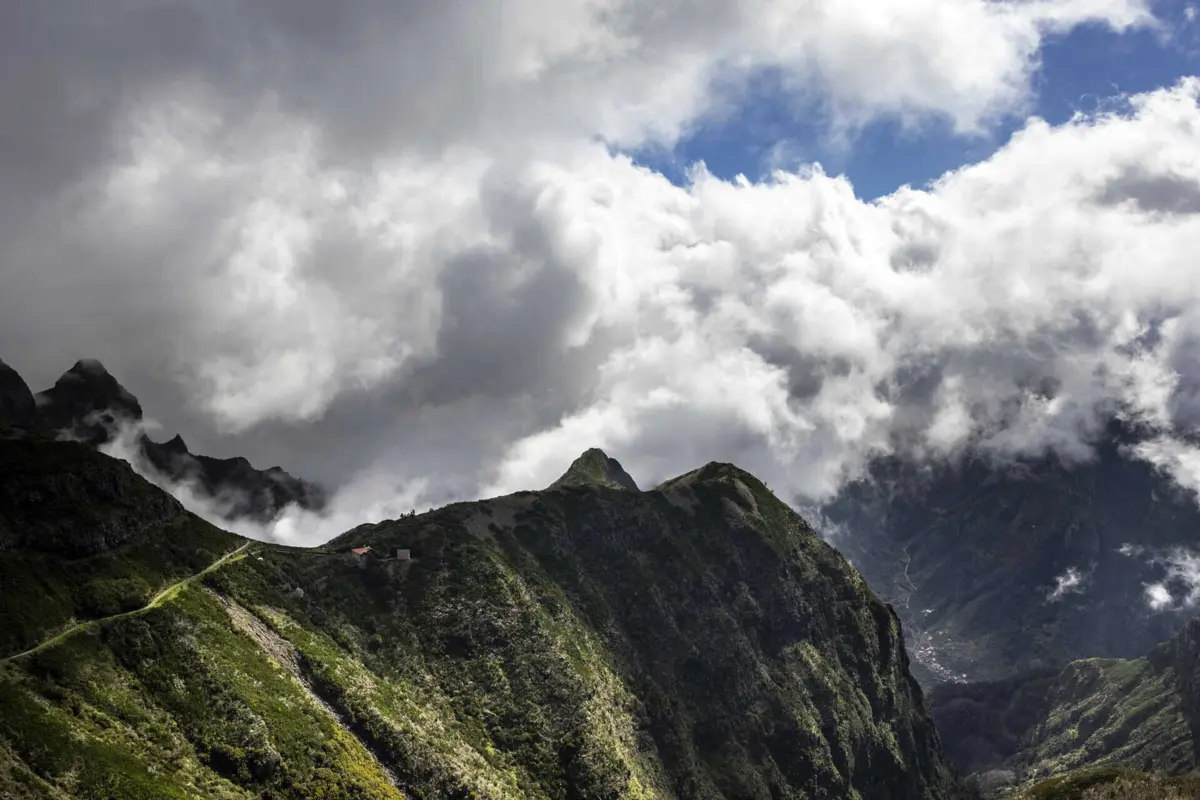 O helicóptero é o principal recurso para o combate às chamas
