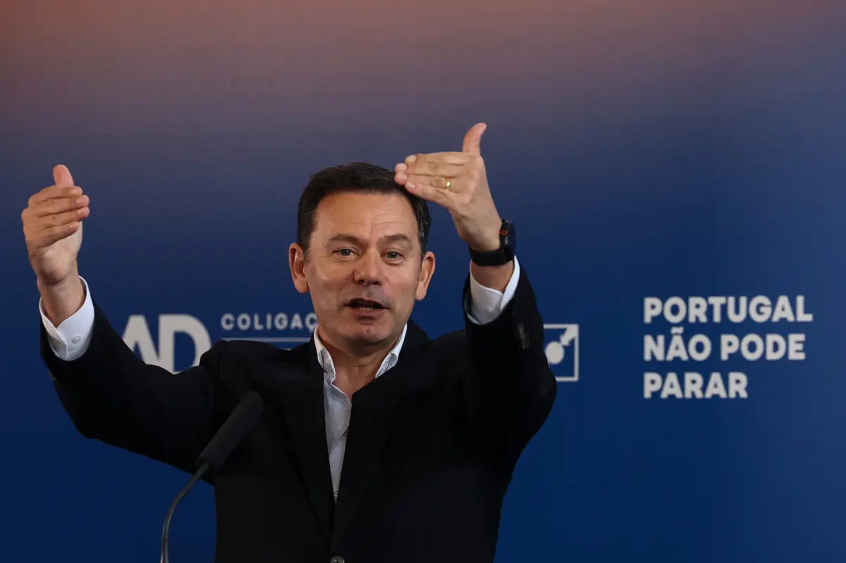 Para Luís Montenegro, a situação anterior punha “os contribuintes a financiar e a emprestar dinheiro ao Estado que é deles”