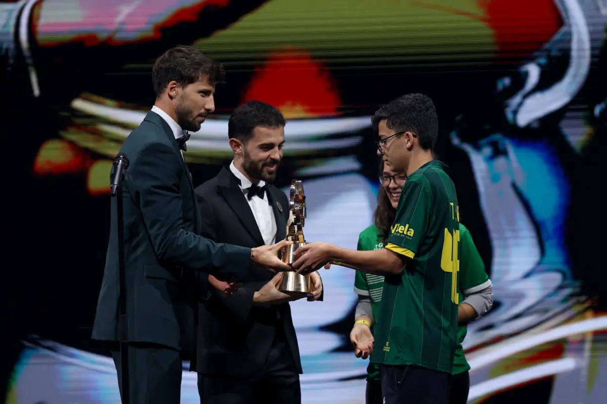 Bernardo Silva e Rúben Dias foram distinguidos