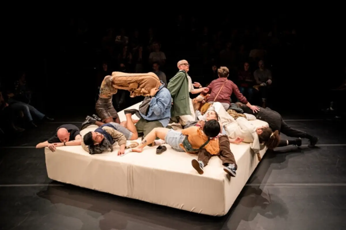 “Weathering”, de Faye Driscoll, dias 8 e 9 de novembro, no Rivoli: uma escultura multissensorial de corpos e objetos.