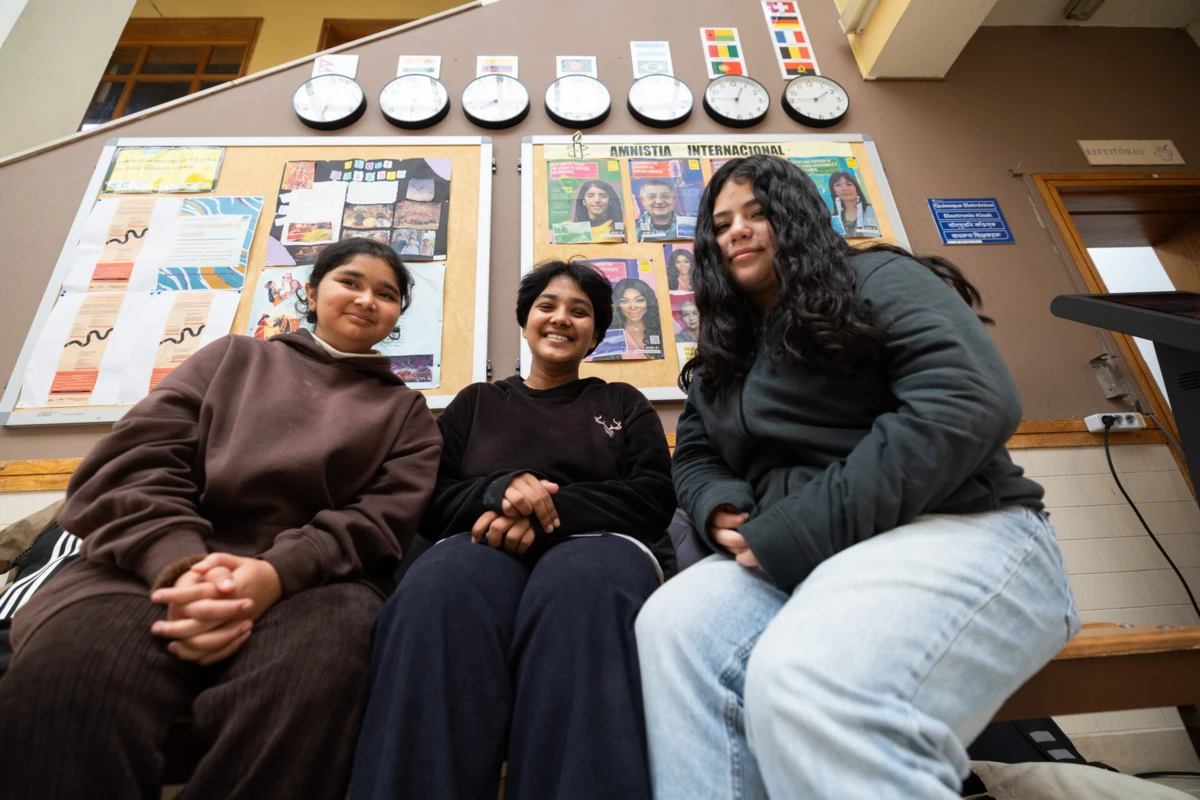 Arya, Sadhana (nepalesas) e Sara (colombiana) dizem que são felizes na Escola Virgínia de Moura