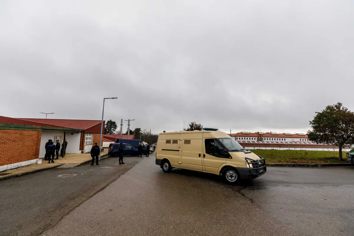 Presos da cadeia de Paços de Ferreira recebiam entregs de droga de dia e à noite