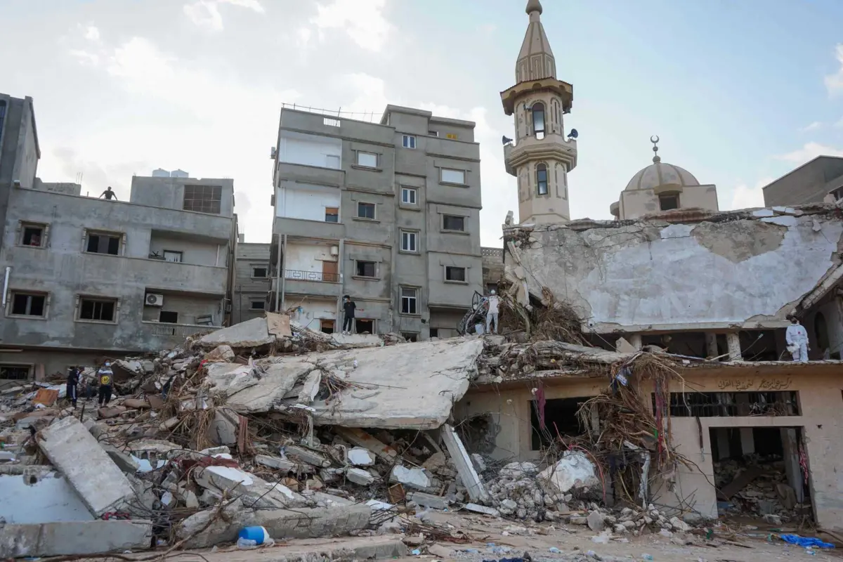 pelo menos 11 300 pessoas morreram e 10 100 continuam desaparecidas em Derna