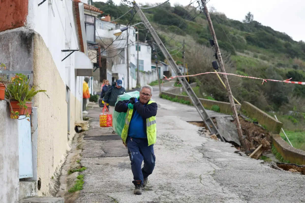 Desde o início das tempestades que assolaram o território português, o concelho de Almada tem registado vários deslizamentos de terras nas arribas da Costa da Caparica e de Porto Brandão