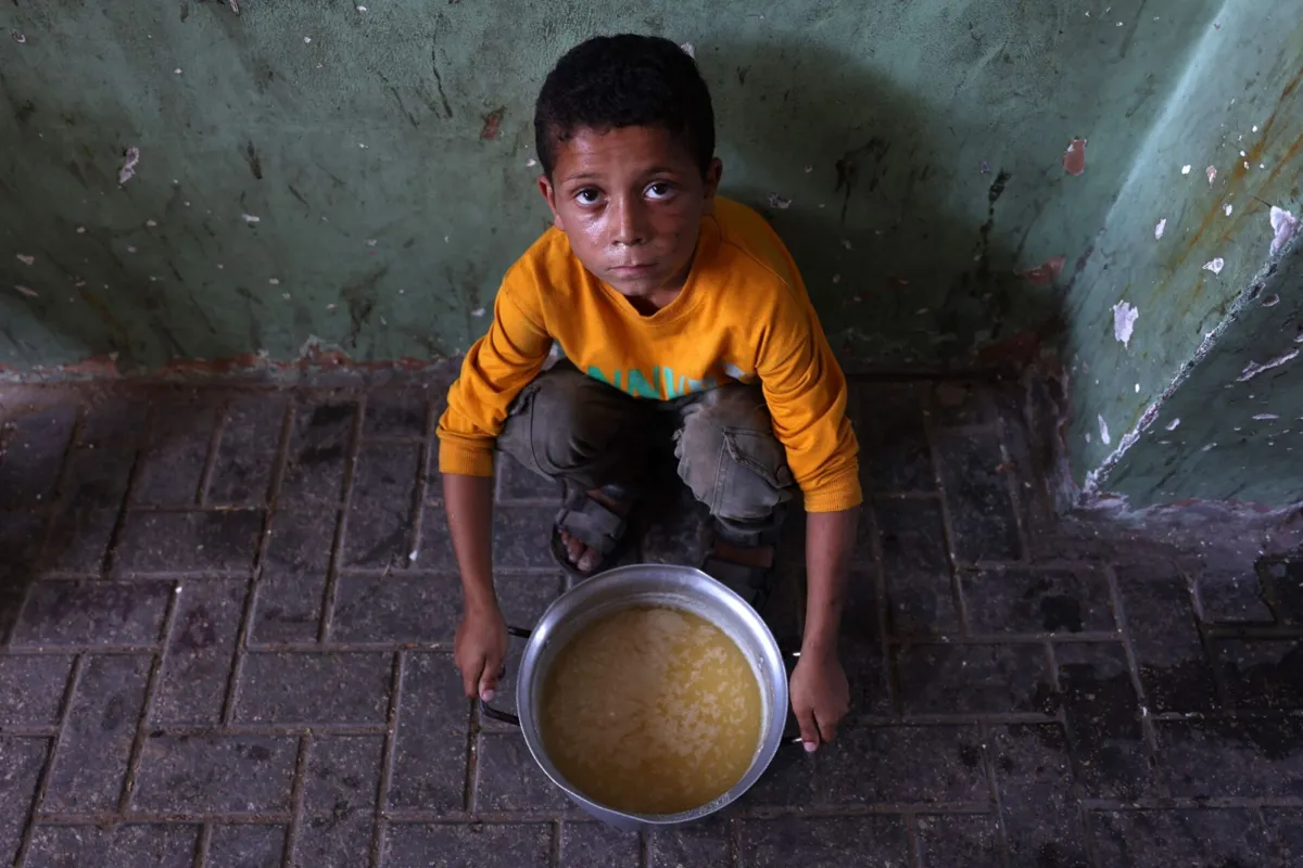 O território palestiniano, totalmente dependente de ajuda humanitária, está ameaçado por uma "fome generalizada", segundo a ONU