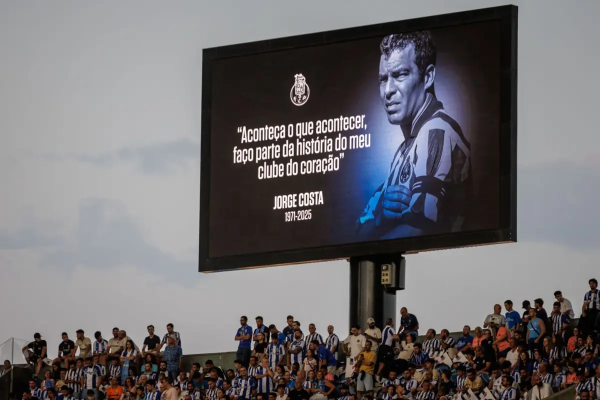 "Jorge Costa foi mais do que um atleta de excelência: foi um líder carismático", recordou o Parlamento