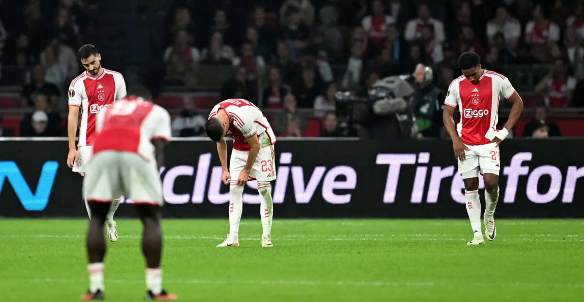 O Ajax ficou sem diretor desportivo e o treinador e o CEO estão nos cargos a prazo e interinamente. O abismo está perto...