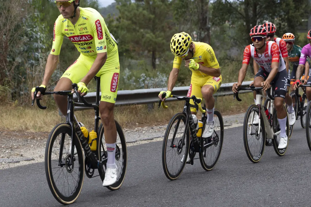 Frederico Figueiredo (segundo na foto) na estrada com a camisola amarela do GP JN