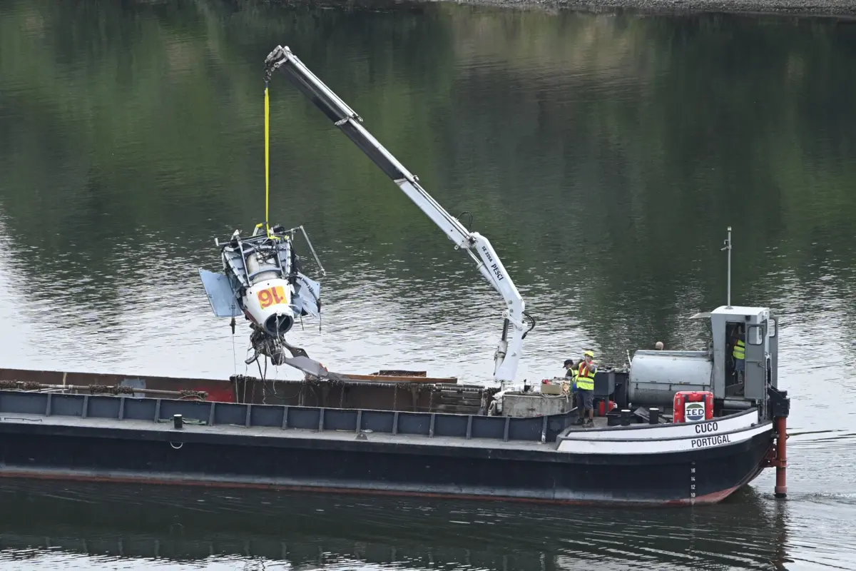 Equipa de resgaste diz que corpo do militar pode estar preso na nave do helicóptero