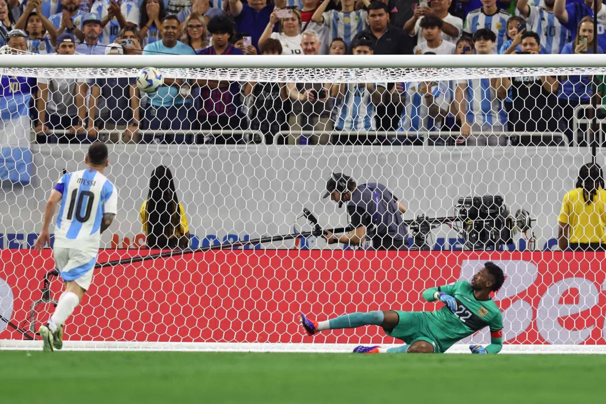 Messi acerta na barra