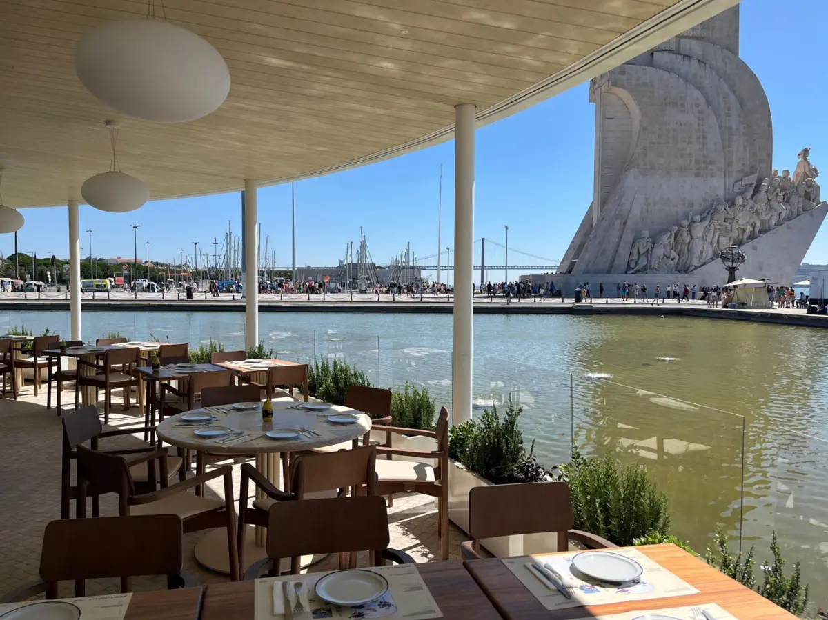 O restaurante está mais moderno e tem vista desimpedida sobre o rio Tejo.