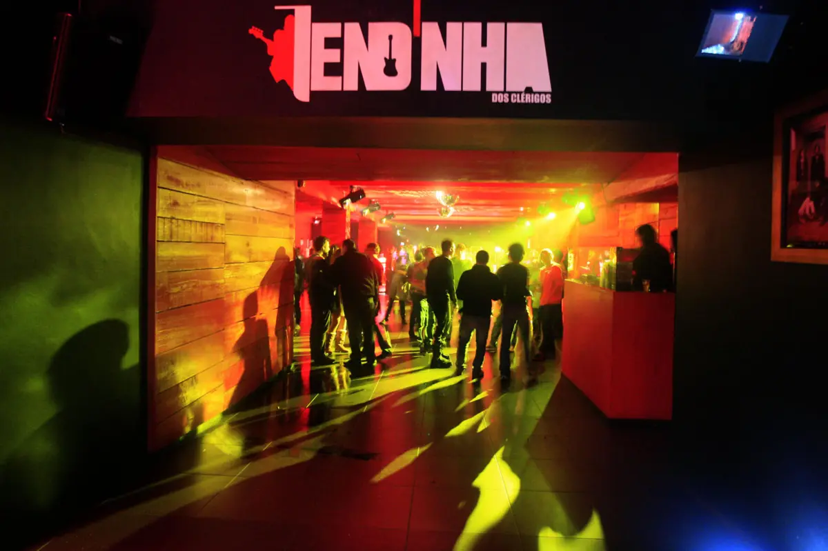 "Tendinha" é um espaço emblemático da noite portuense, que funcionou primeiro nos Poveiros, e até agora nos Clérigos