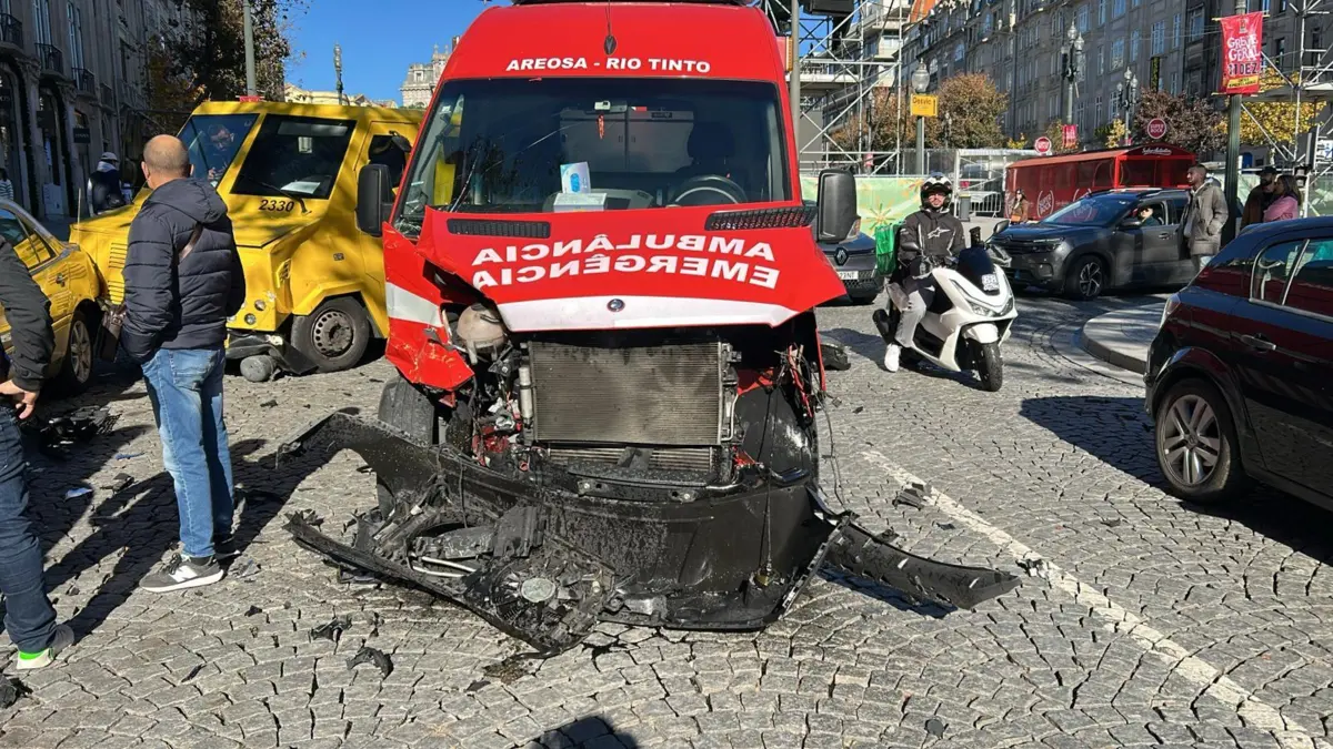 Estado da ambulância dos bombeiros após a colisão