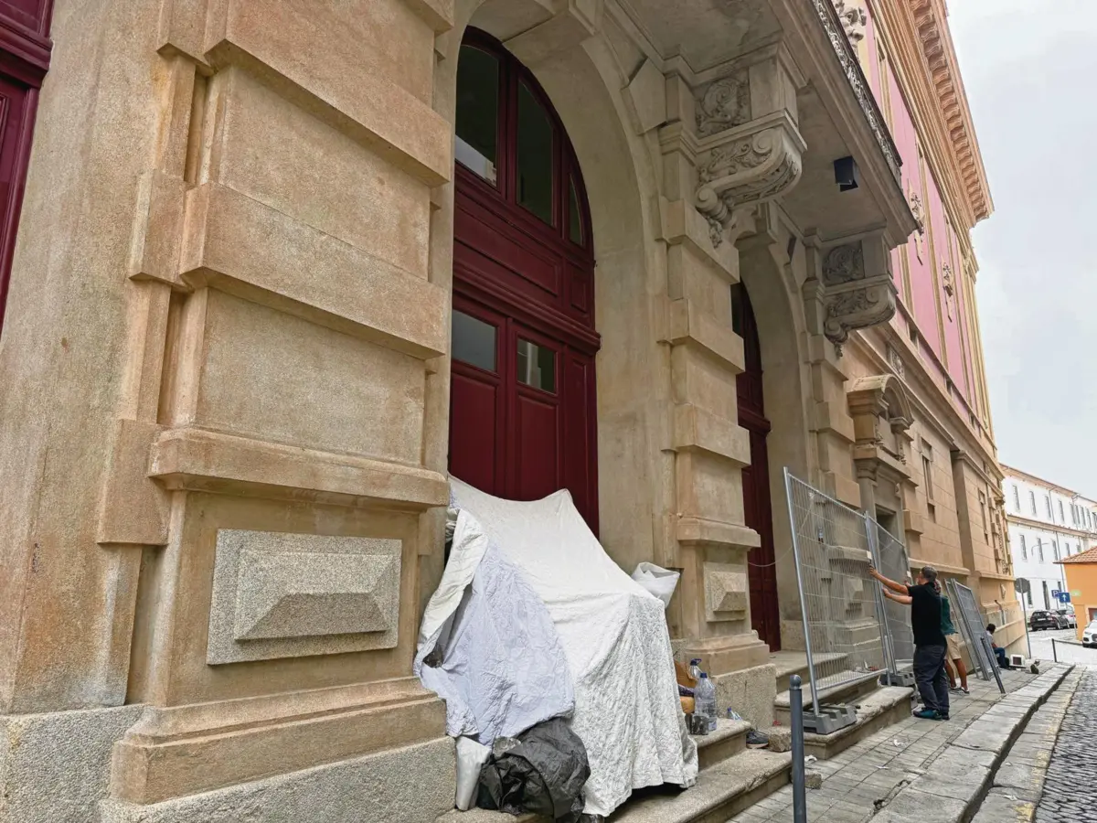 Os sem-abrigo que ocupavam as escadas do Teatro Nacional São João foram retiradas devido às obras de reabilitação da fachada