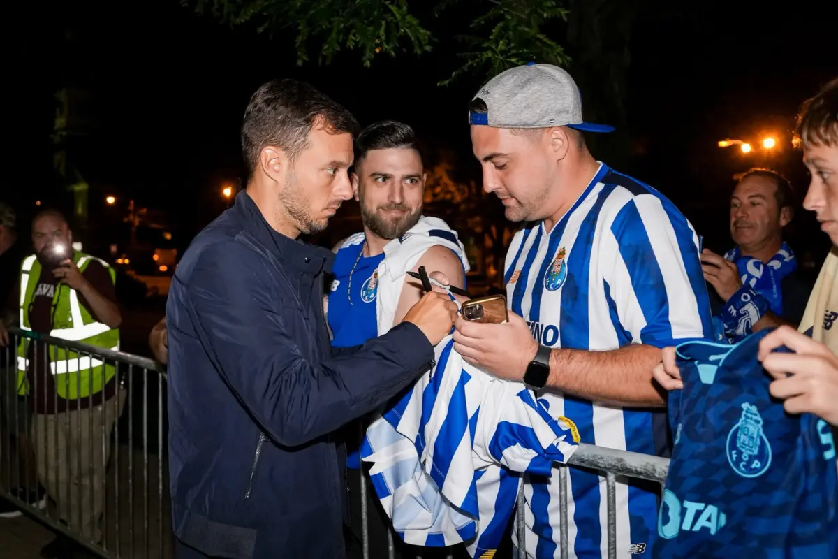 Martín Anselmi dá autógrafos a adeptos portistas nos Estados Unidos da América