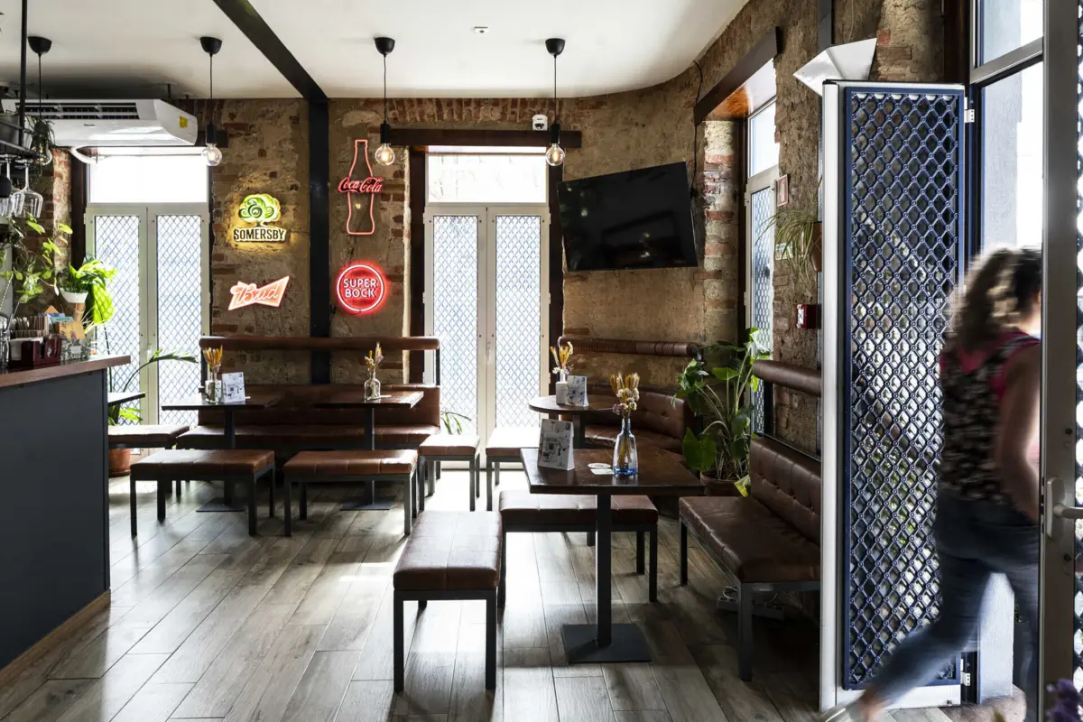 Snack-bar está aberto de manhã até de madrugada